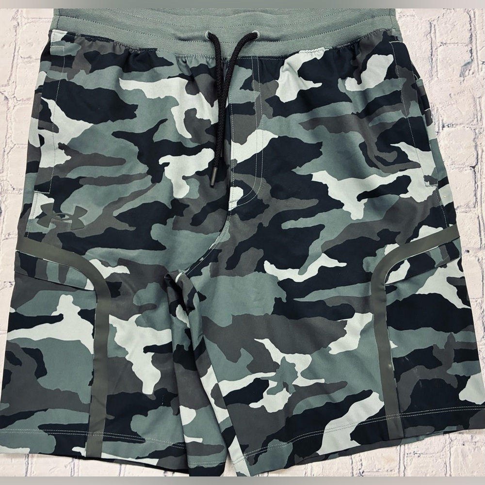 UNDER ARMOUR mens size large camo shorts